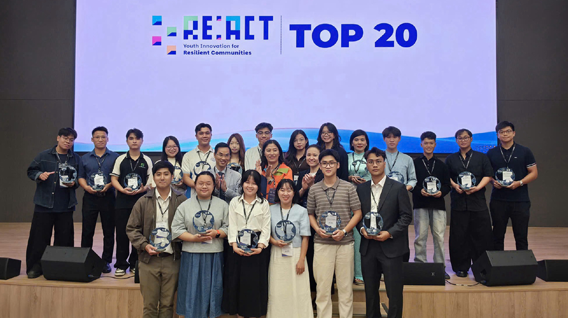 Vietnamese youth startup teams selected for the RE:ACT program pose for a group photo.